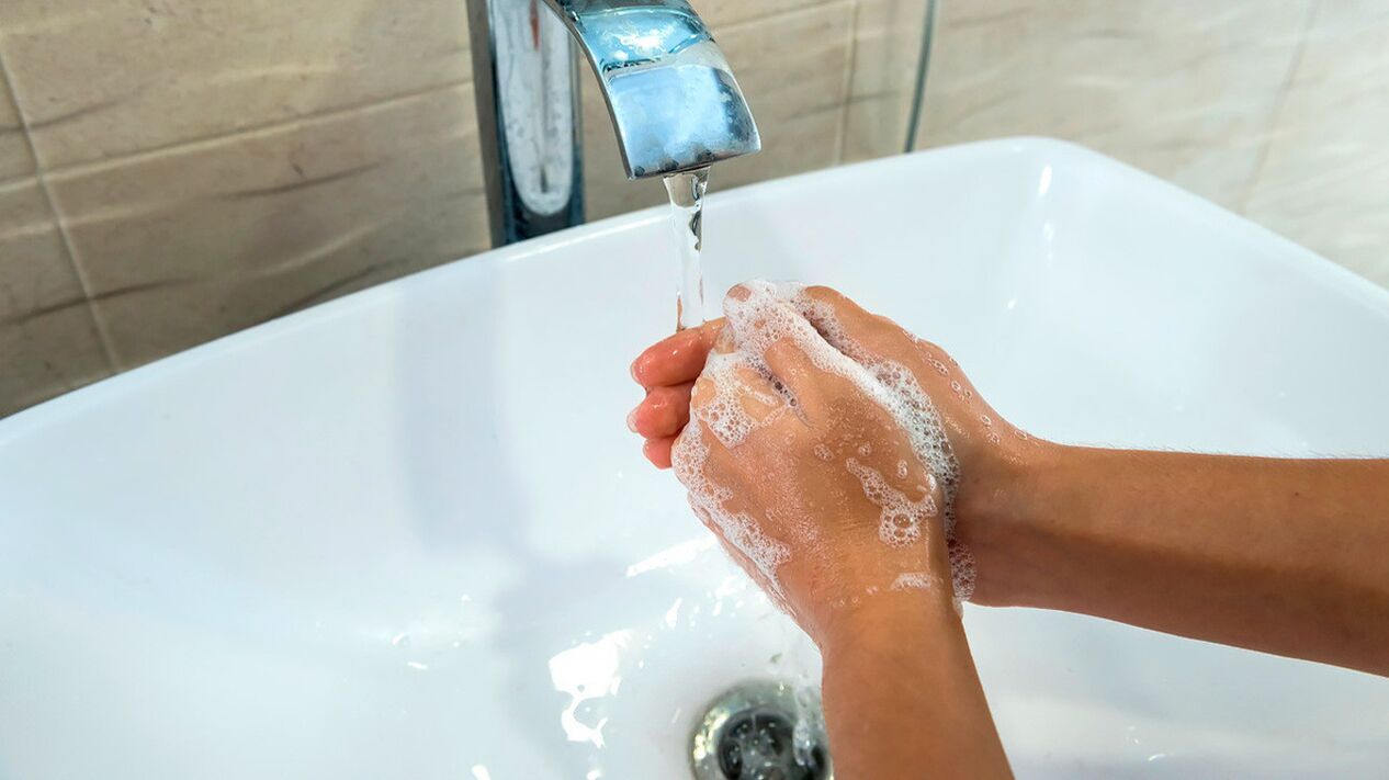 La règle la plus simple pour prévenir les helminthiases est de toujours se laver les mains à l'eau et au savon. 