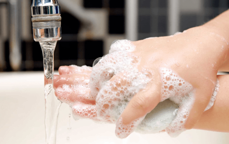 Se laver les mains pour éviter l'apparition de vers